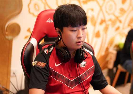 SHR绝杀BRO,Deft团战一打五宿敌对决四强赛,让粉丝疯狂欢呼 SHR绝杀BRO,Deft团战一打五宿敌对决四强赛,让粉丝疯狂欢呼