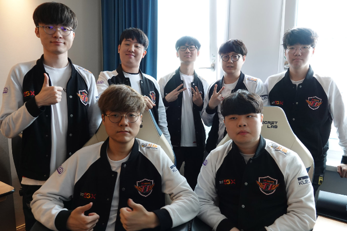 C9力克KT,Clid打出惊人五杀顶尖较量四强赛,引爆全场热议 C9力克KT,Clid打出惊人五杀顶尖较量四强赛,引爆全场热议