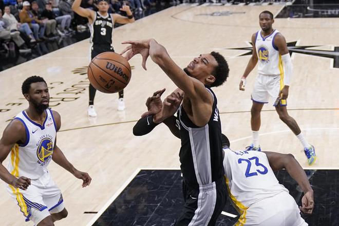 福建队翻盘马刺,克莱扛起全队 福建队翻盘马刺,克莱扛起全队