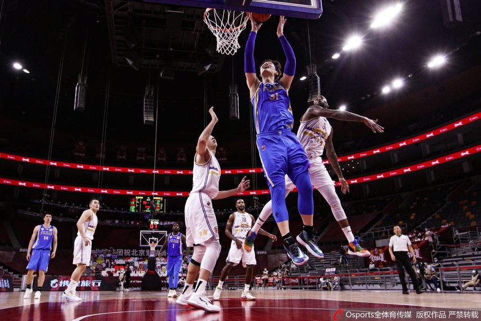 青岛队碾压天津队,王哲林带队取胜 青岛队碾压天津队,王哲林带队取胜