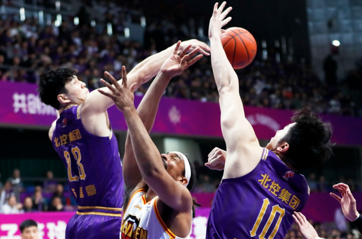 北京队力克青岛队,布克关键制胜 北京队力克青岛队,布克关键制胜