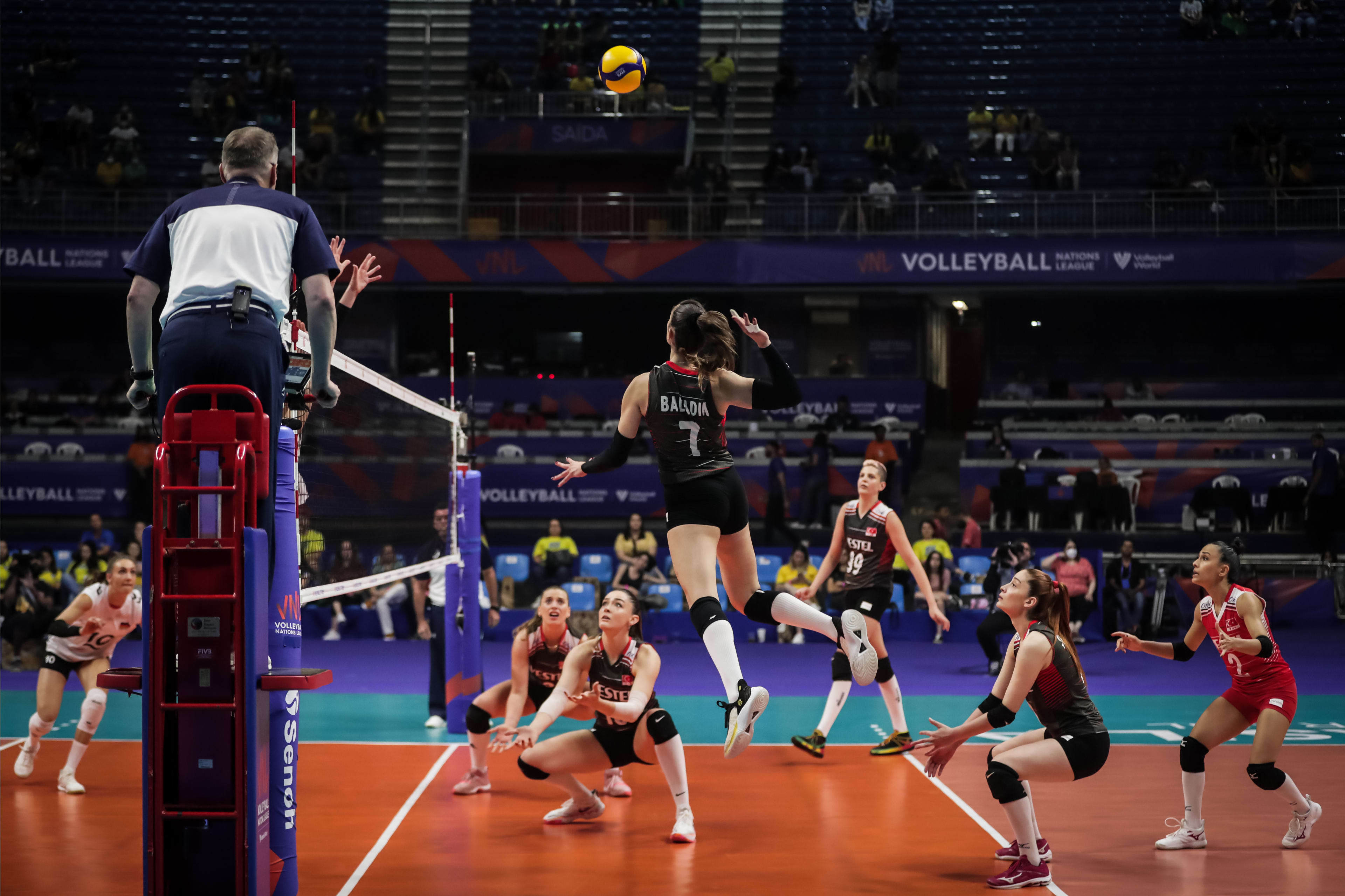 韩国队横扫丹麦队,黄鸭组合惊艳四座 韩国队横扫丹麦队,黄鸭组合惊艳四座