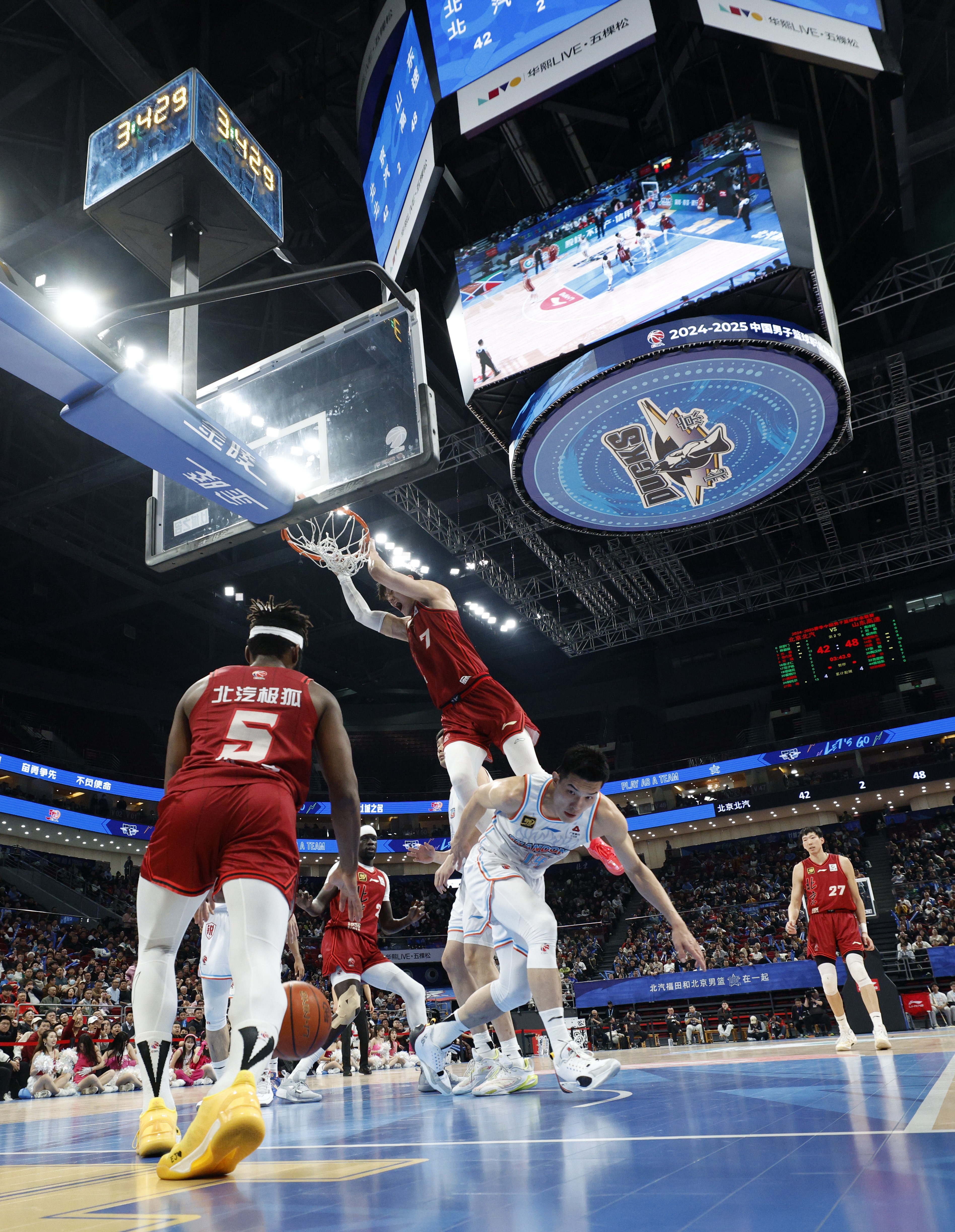 尼克斯轻取山东队，伦纳德点燃赛场