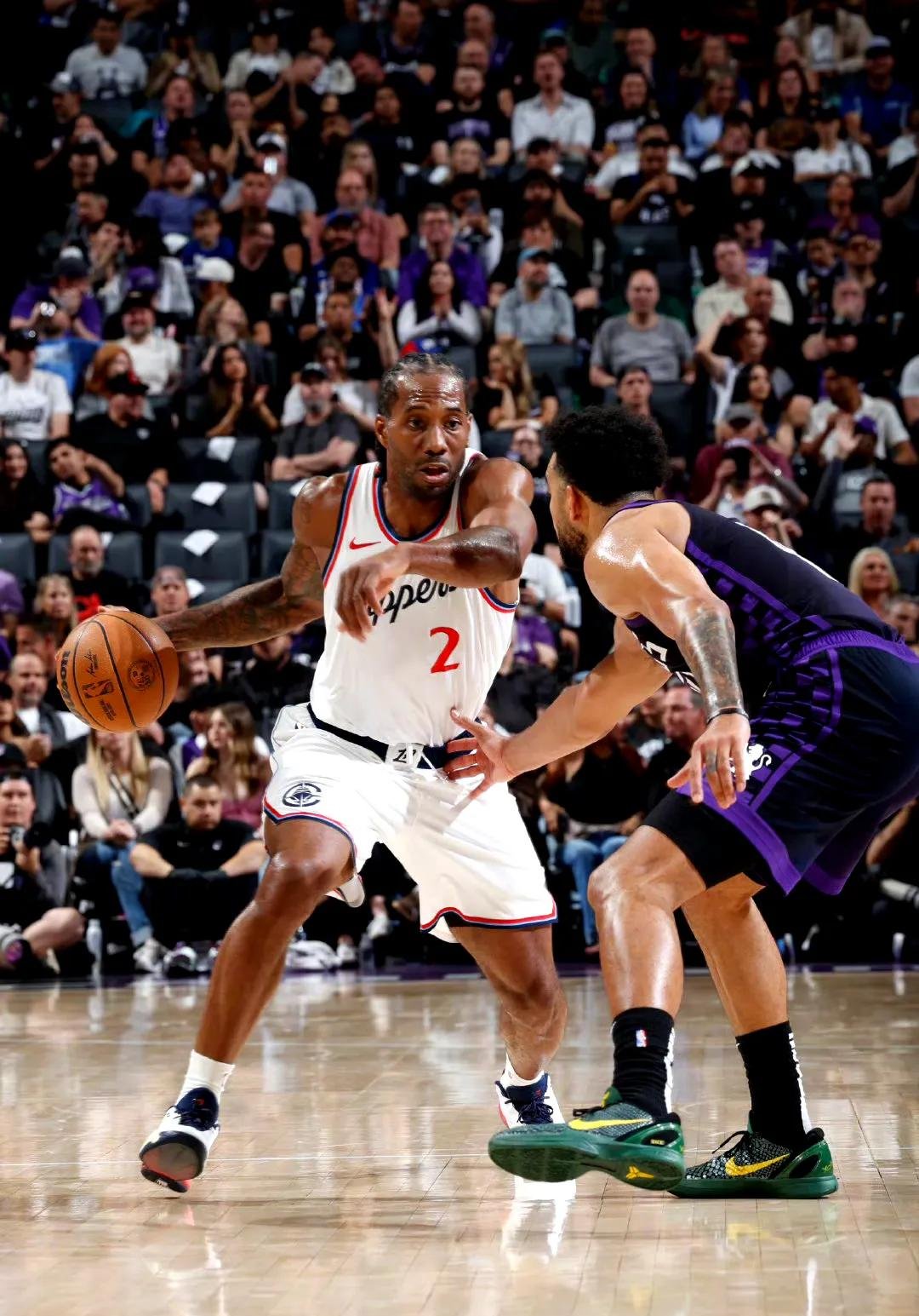 尼克斯轻取山东队，伦纳德点燃赛场