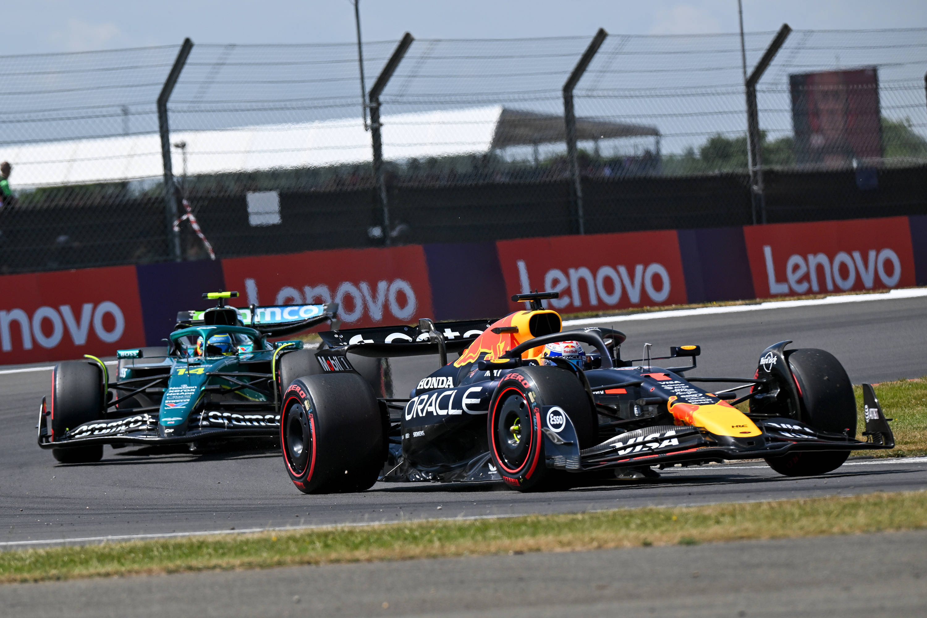 迈凯伦鏖战红牛车队，阿隆索关键制胜